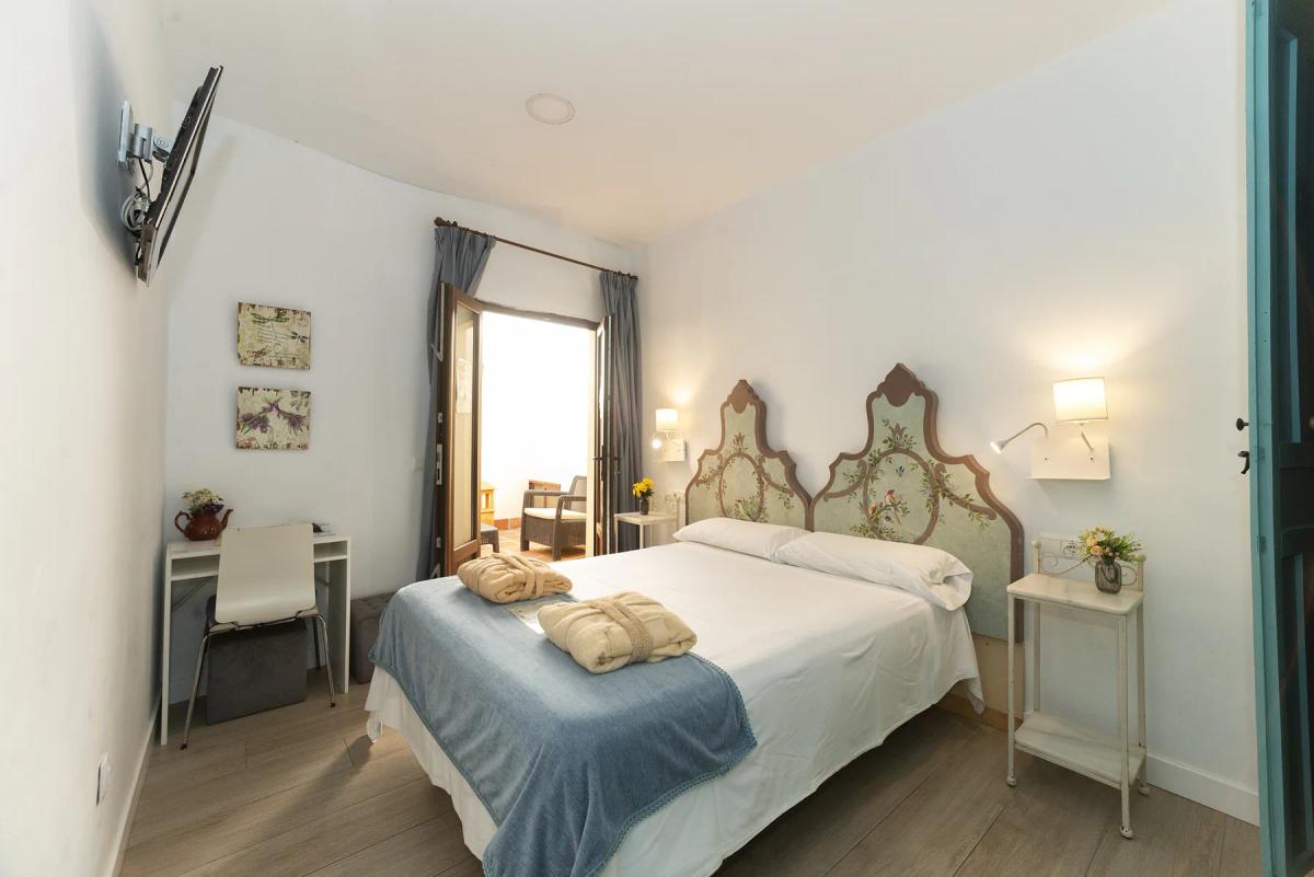 Habitación con cabecero pintado a mano, motivos de aves