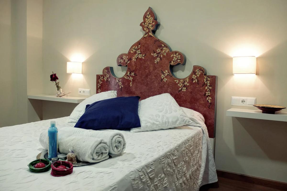 Habitación con cabecero floral y velas