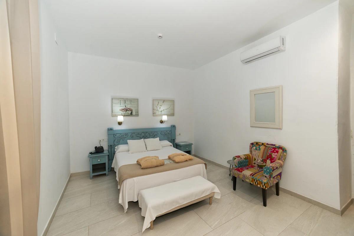Habitación con cabecero tallado en azul