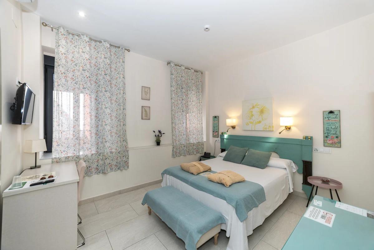 Habitación con detalles botánicos