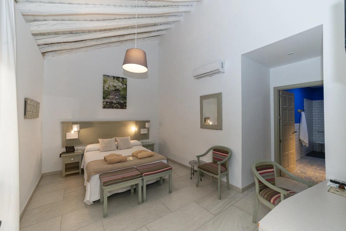 Habitación buhardilla con vigas blancas