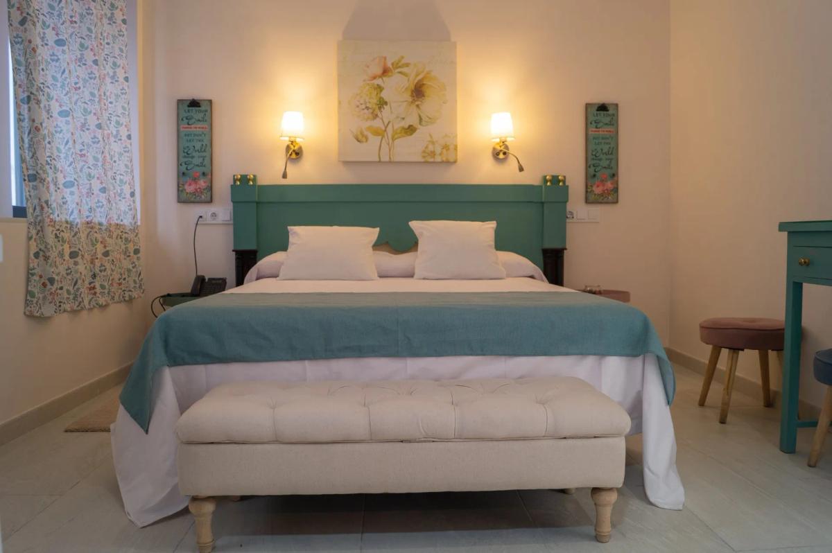 Habitación con cabecero turquesa